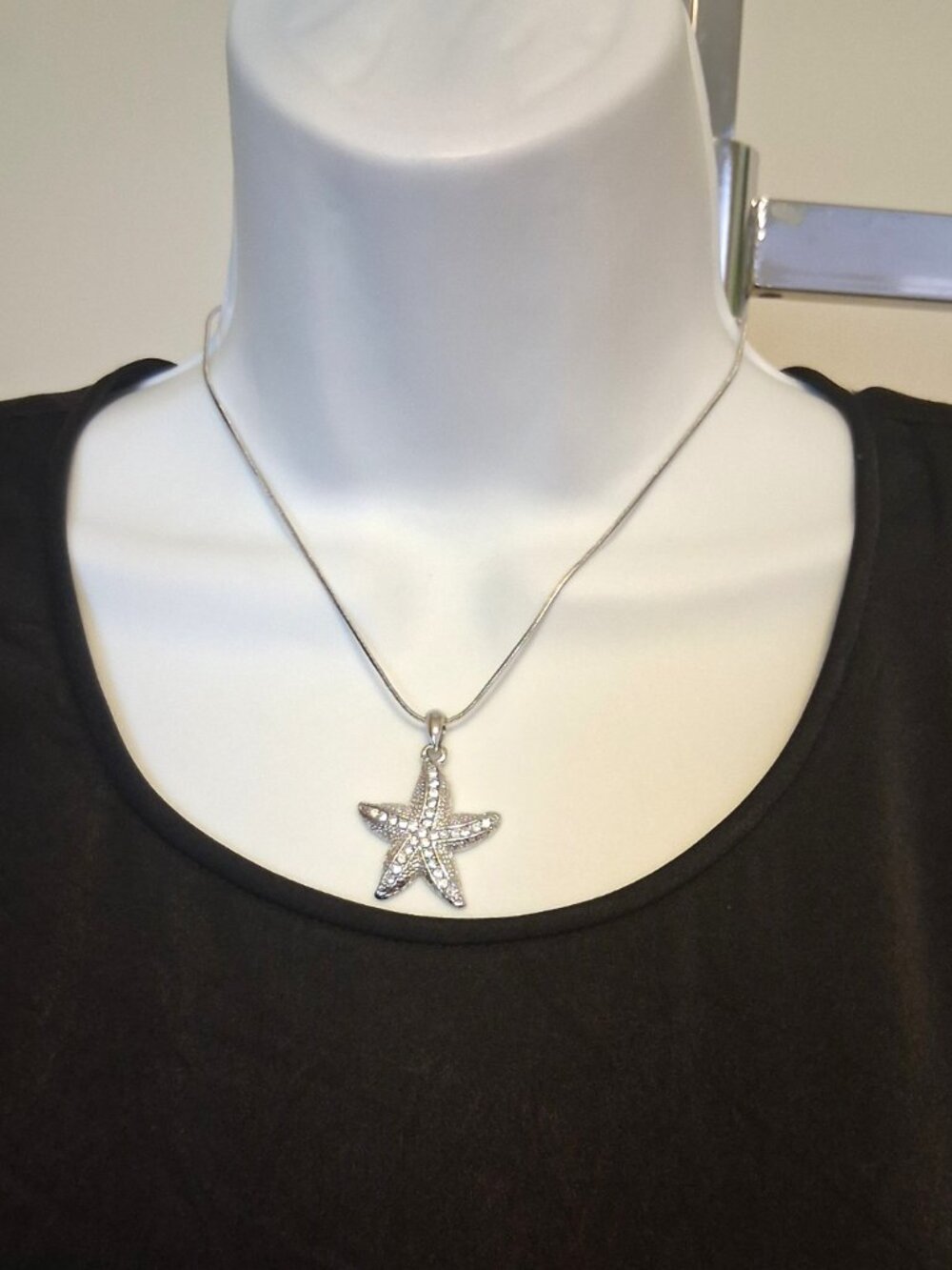 Vintage Artistic Starfish Pendant White Austrian Crystal Silver-Plated Necklace - Picture 8 of 10